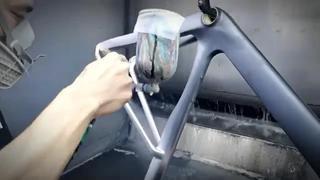 Apply the carbon fiber frame primer evenly Apply the carbon fiber frame primer evenly